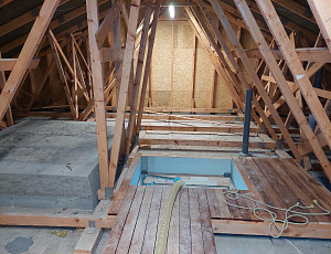 Zateplení stropu dětské léčebny pomocí foukané izolace